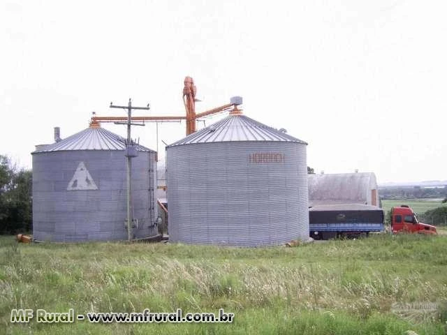 Propriedade rural com galpão, secador e silos