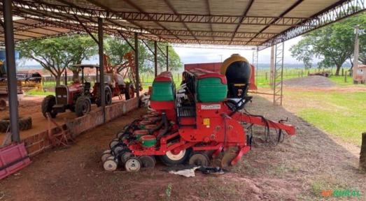 Imagem Plantadeira Planti Center, com kit bisão de 600, Usada em 3 Safra Imagem Plantadeira Planti Center, com kit bisão de 600, Usada em 3 Safra