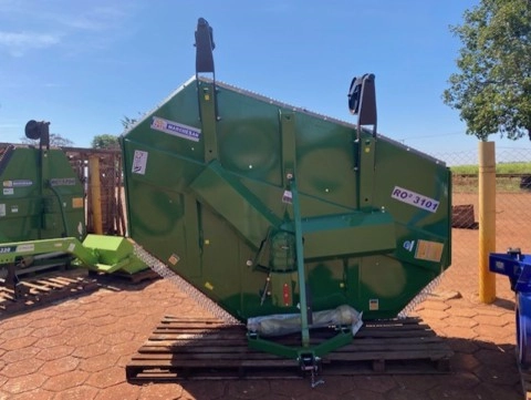 Imagem Roçadeira Dupla modelo RO2 3101 com rodas e proteção total em correntes, marca Tatu Imagem Roçadeira Dupla modelo RO2 3101 com rodas e proteção total em correntes, marca Tatu