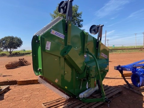 Imagem Roçadeira Dupla modelo RO2 3101 com rodas e proteção total em correntes, marca Tatu Imagem Roçadeira Dupla modelo RO2 3101 com rodas e proteção total em correntes, marca Tatu