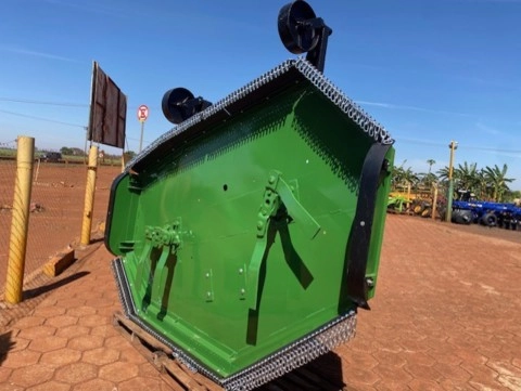 Imagem Roçadeira Dupla modelo RO2 3101 com rodas e proteção total em correntes, marca Tatu Imagem Roçadeira Dupla modelo RO2 3101 com rodas e proteção total em correntes, marca Tatu