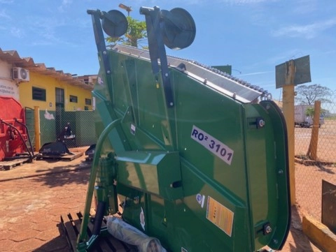 Imagem Roçadeira Dupla modelo RO2 3101 com rodas e proteção total em correntes, marca Tatu Imagem Roçadeira Dupla modelo RO2 3101 com rodas e proteção total em correntes, marca Tatu