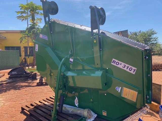 Roçadeira Dupla modelo RO2 3101 com rodas e proteção total em correntes, marca Tatu Imagem Roçadeira Dupla modelo RO2 3101 com rodas e proteção total em correntes, marca Tatu