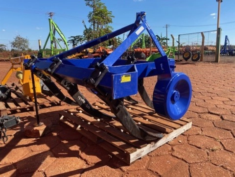 Imagem Subsolador de Hidráulico, modelo AST 5 Hastes marca Tatu Imagem Subsolador de Hidráulico, modelo AST 5 Hastes marca Tatu