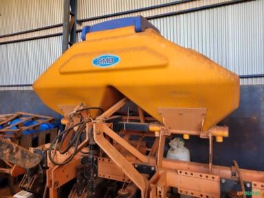 Adubador de Disco Modelo 1250 H marca Dmb ano 2013 semi novo Imagem Adubador de Disco Modelo 1250 H marca Dmb ano 2013 semi novo