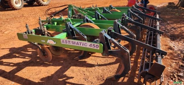 Subsolador ASTMATIC 450 de 11 hastes Com disco de corte e Rolo Destorroador marca Tatu ano 2022. Imagem Subsolador ASTMATIC 450 de 11 hastes Com disco de corte e Rolo Destorroador marca Tatu ano 2022.