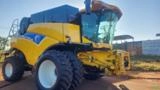 Colheitadeira New Holland modelo CR 9060 com plataforma de 30 pés ano 2011 Imagem Colheitadeira New Holland modelo CR 9060 com plataforma de 30 pés ano 2011