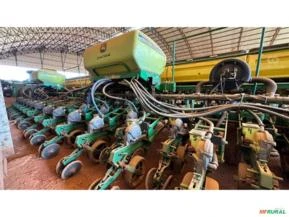 Plantadeira John Deere 2130 CCS com 30 linhas de 45 cm