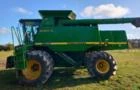 Colheitadeira John Deere CTS II ano 2000 com plataforma de 20 pés rígida.