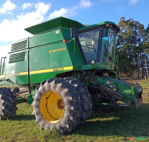 Colheitadeira John Deere CTS II ano 2000 com plataforma de 20 pés rígida.