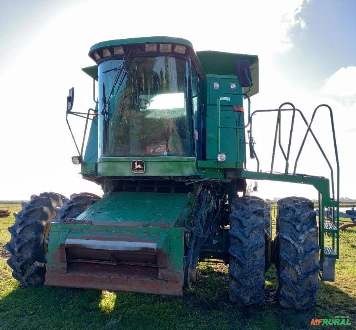 Colheitadeira John Deere CTS II ano 2000 com plataforma de 20 pés rígida.