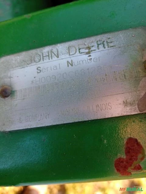 Colheitadeira John Deere CTS II ano 2000 com plataforma de 20 pés rígida.