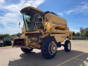 Colheitadeira New Holland Sojeira TC59 ano 2003 com plataforma de 23 pés fléx