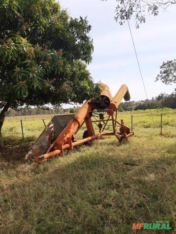 Colhedora de espigas de milho Imagem Colhedora de espigas de milho