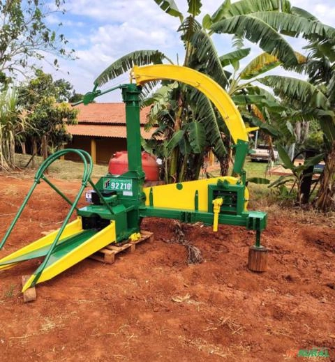 ENSILADEIRA MANUAL JF 92 Z10 (USADA) Imagem ENSILADEIRA MANUAL JF 92 Z10 (USADA)