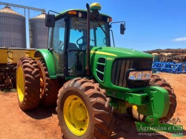 Trator John Deere 6100 J 4x4 (Piloto Automático + Rodado Dual) Imagem Trator John Deere 6100 J 4x4 (Piloto Automático + Rodado Dual)