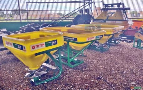 DISTRIBUIDOR DE ADUBO Imagem DISTRIBUIDOR DE ADUBO