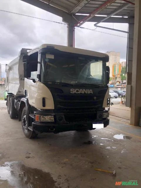 Caminhão Scania P 360 B6X4 CS ano 15