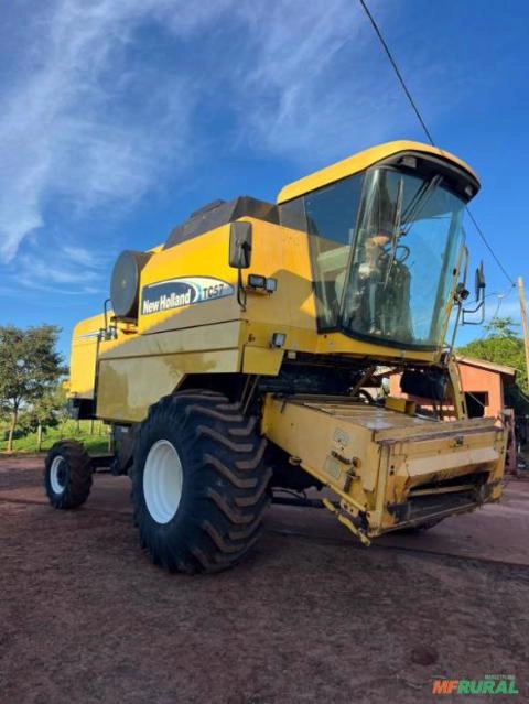 Colheitadeira New Holland TC-57 2008 Com Plataforma de Soja + Carretinha Imagem Colheitadeira New Holland TC-57 2008 Com Plataforma de Soja + Carretinha