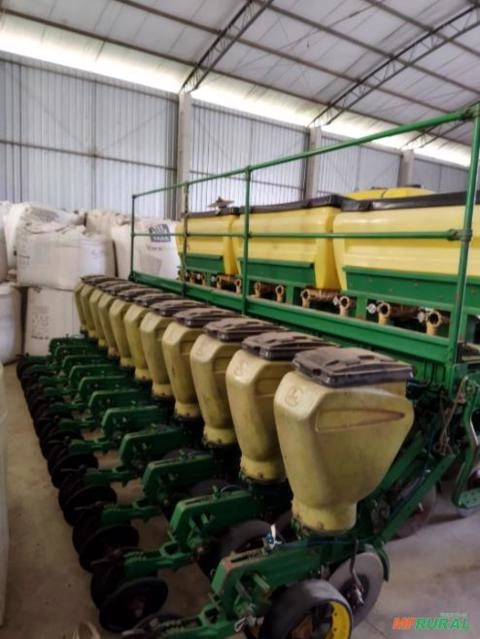 Plantadeira John Deere 1111 com tanque inoculador Imagem Plantadeira John Deere 1111 com tanque inoculador
