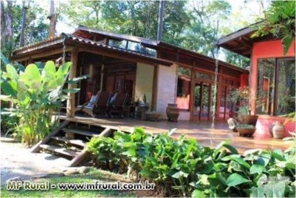 CASA DE CAMPO ENTRE A MATA ATLÂNTICA E O MAR / CONDOMÍNIO FECHADO