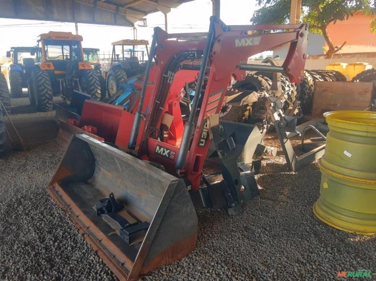 Conjunto de plaina MX U310 para Case Farmall 110. Imagem Conjunto de plaina MX U310 para Case Farmall 110.