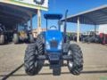 Trator New Holland TL 5.80 plataformado . Imagem Trator New Holland TL 5.80 plataformado .