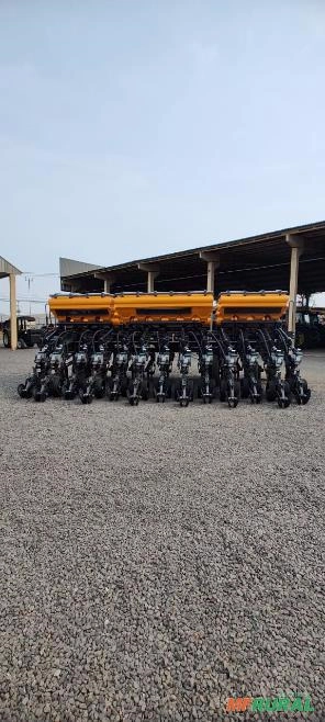 Plantadeira Valtra Hitech BP 1307 CF. Imagem Plantadeira Valtra Hitech BP 1307 CF.