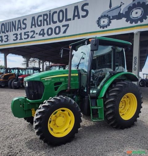 Trator John Deere 5078 cabinado. Imagem Trator John Deere 5078 cabinado.