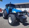 Trator New Holland TM 7040 cabinado. Imagem Trator New Holland TM 7040 cabinado.