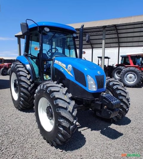 Trator New Holland cabinado TL 95. Imagem Trator New Holland cabinado TL 95.