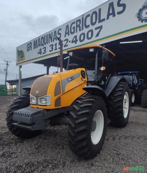 Trator Valtra BM 100 plataformado. Imagem Trator Valtra BM 100 plataformado.