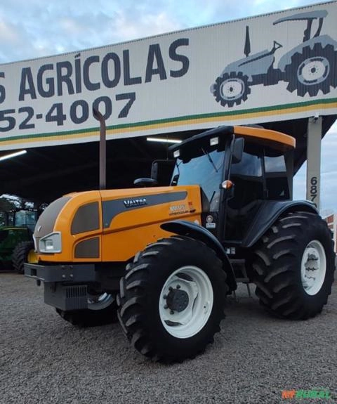 Trator Valtra BM 125 cabinado. Imagem Trator Valtra BM 125 cabinado.