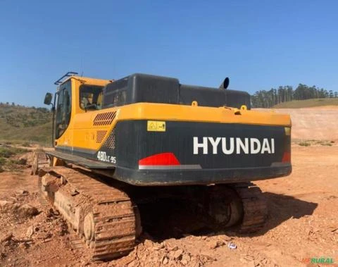 ESCAVADEIRA HYUNDAI R480LC-9S ANO 2014 COM 10.200 HORAS TRABALHADAS, CABINE FECHADA COM AR -