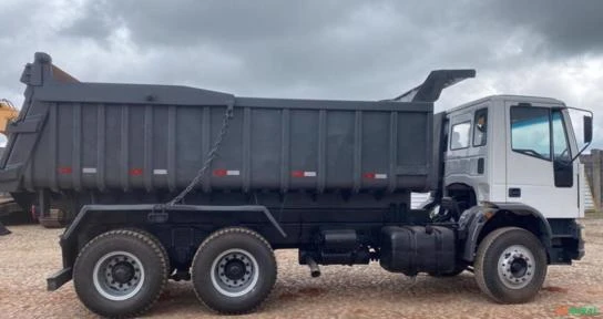 Caminhão Iveco Eurocargo 6x4 ano 11