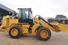 PÁ CARREGADEIRA CATERPILLAR, MODELO 924H, ANO DE FABRICAÇÃO 2012, ÚNICO DONO, NF DE ORIGEM, CABINE F