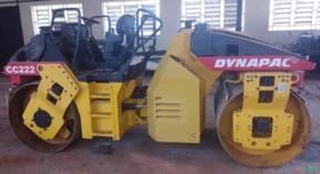 ROLO COMPACTADOR VIBRATÓRIO DYNAPAC, MODELO CC222, ANO DE FABRICAÇÃO 1999, ÚNICO DONO, MANUTENÇÕES