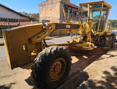 MOTONIVELADORA CATERPILLAR, MODELO 120H, ANO 2004