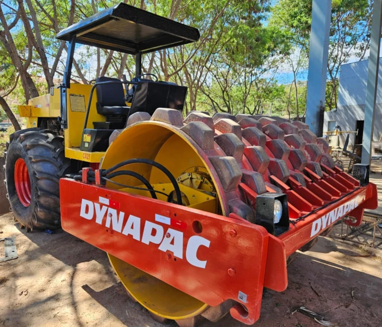 ROLO COMPACTADOR DYNAPAC MODELO CA25 ANO 2002, COM 02 PNEUS NOVOS, BOMBA INJETORA E BICOS NOVOS, TOD