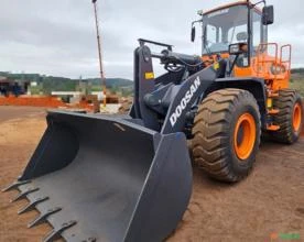 PÁ CARREGADEIRA DOOSAN, MODELO SD300-3, ANO 2023, NOVA DE FÁBRICA, SEM USO