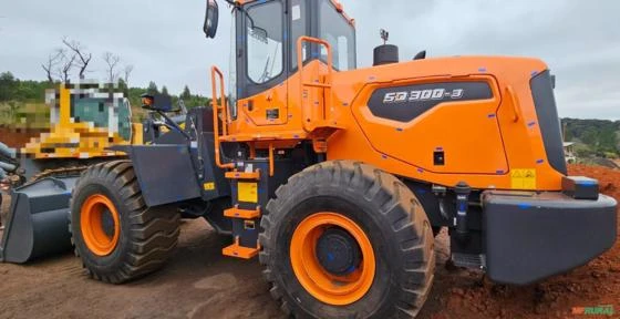 PÁ CARREGADEIRA DOOSAN, MODELO SD300-3, ANO 2023, NOVA DE FÁBRICA, SEM USO