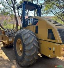 ROLO COMPACTADOR CATERPILLAR, MODELO CP533E, ANO 2013, PATA, TRAÇÃO NO TAMBOR