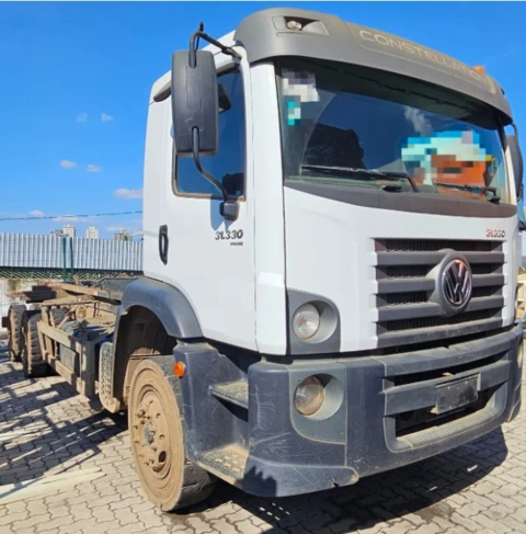 CAMINHÃO VOLKSWAGEN, MODELO 31-330 6X4 CONSTELLATION, ANO 2021, COM ROLL ON ROLL OFF