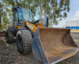 PÁ CARREGADEIRA CASE, MODELO 721E, ANO 2013, CABINE FECHADA COM AR CONDICIONADO, EQUIPADA COM MOTOR