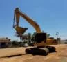 ESCAVADEIRA KOMATSU PC200 ANO 2012, COM 12.400 HORAS TRABALHADAS, CABINE FECHADA COM AR CONDICIONADO