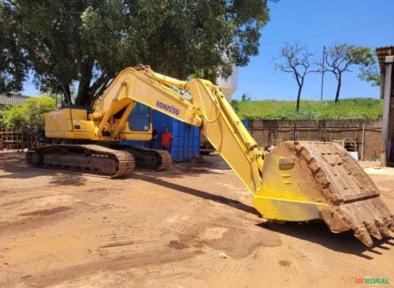 ESCAVADEIRA KOMATSU PC200 ANO 2012, COM 12.400 HORAS TRABALHADAS, CABINE FECHADA COM AR CONDICIONADO