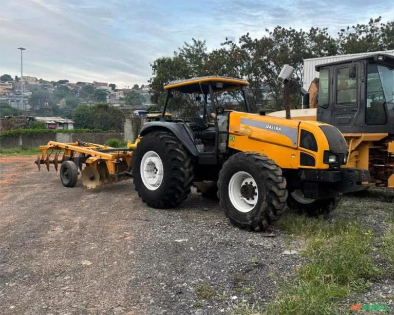 TRATOR AGRÍCOLA VALTRA BM125I ANO 2009, COM GRADE  16x28, ÚNIDO DONO, APENAS 6.000 HORAS TRABALHADAS