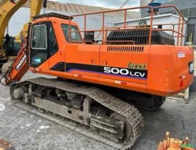 ESCAVADEIRA DOOSAN MODELO DX500 ANO 2013 COM 10.230 HORAS TRABALHADAS, DE ÚNICO DONO