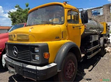 CAMINHÃO MERCEDES 1113, ANO 1983, EQUIPADO COM ESPARGIDOR MARCA LDA DE 6.000 LITROS.