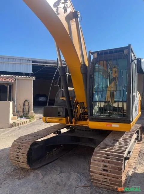 ESCAVADEIRA CATERPILLAR, MODELO 320D2, ANO 2014, ÚNICO DONO, NF DE ORIGEM, COM 9.700HS TRABALHADAS,